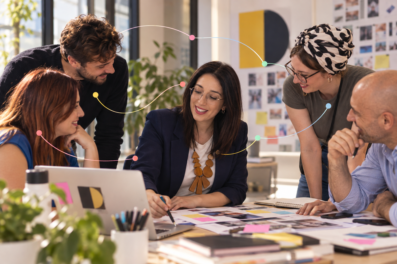 Daniela Parisi al tavolo con il team durante una sessione di lavoro condivisa
